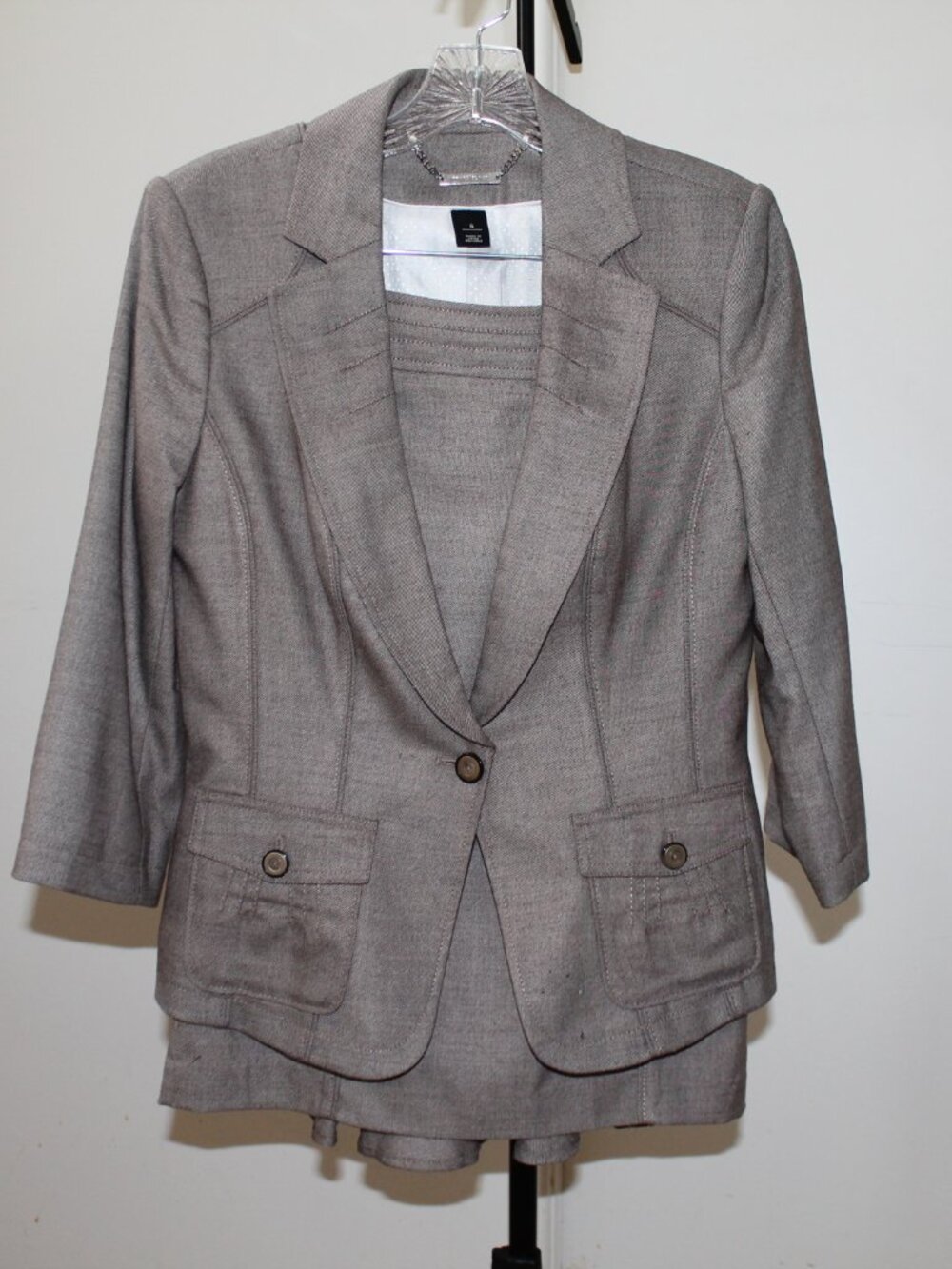 White House Black Market brown blazer featuring a single-button closure and thre - Picture 4 of 4
